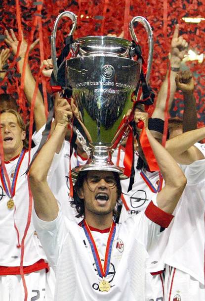 Gioia incontenibile di Paolo e compagni per la vittoria in Champions League 2003 contro la Juventus. Ansa